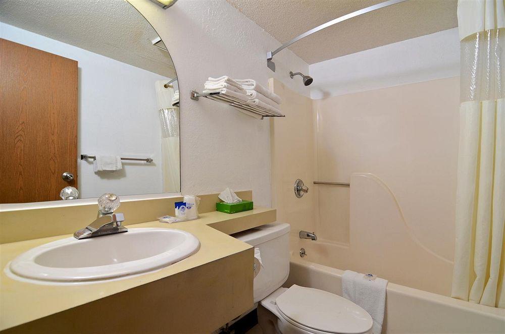 فندق Ramada By Wyndham إفينغم الغرفة الصورة